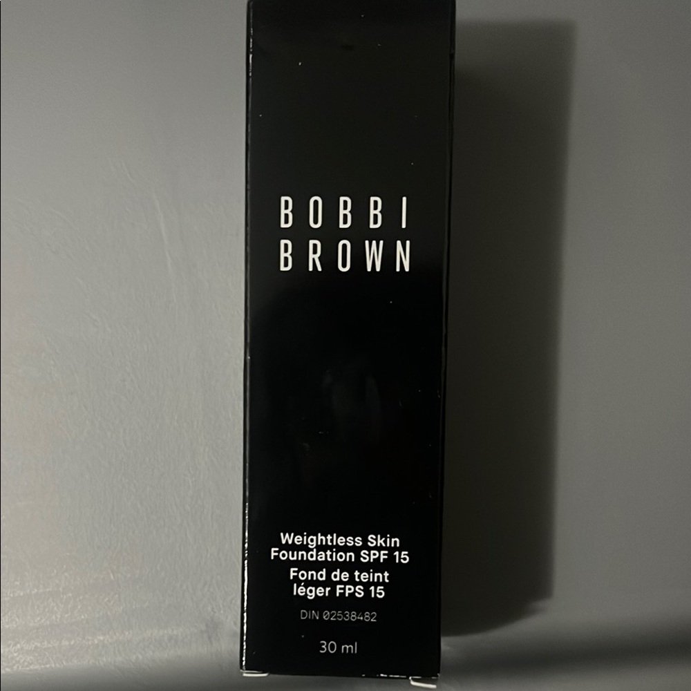 Bobbi Brown Weightless Skin Foundation SPF 15 in C-084 Almond